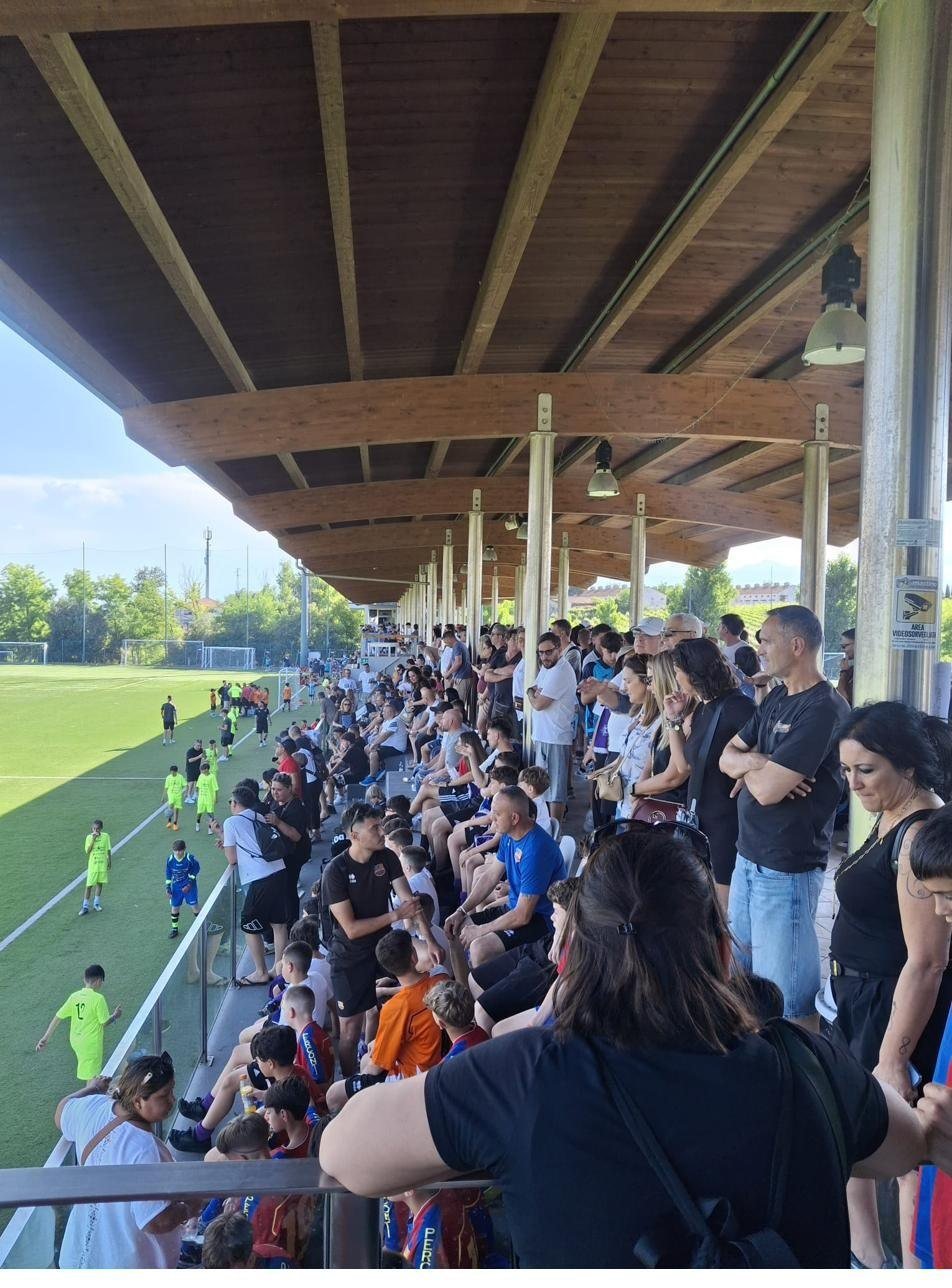 Tribuna del centro sportivo Poggio degli Ulivi gremita di pubblico durante la Delfino Cup 2026