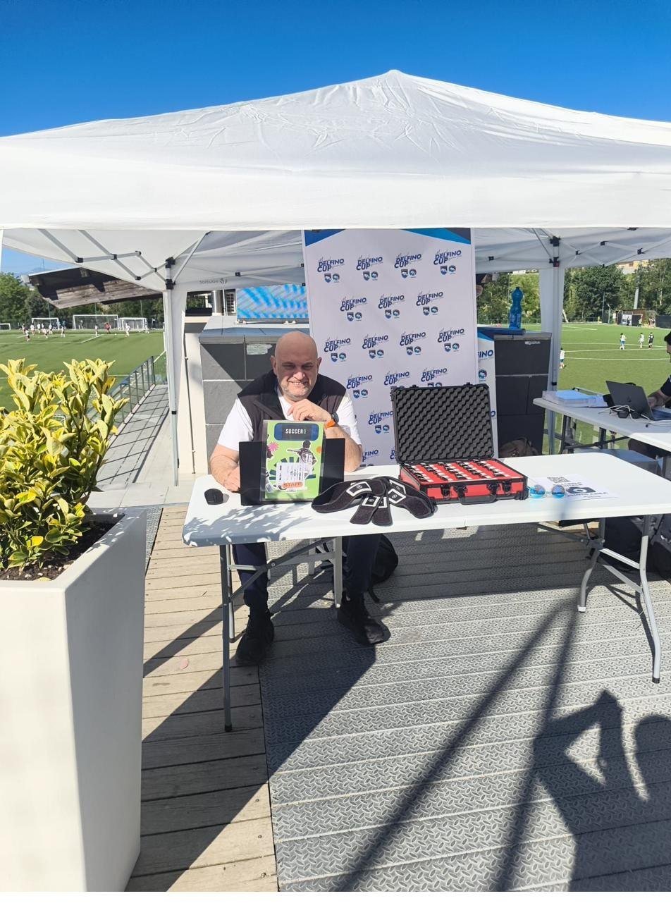 Postazione SoccerQ alla Delfino Cup 2026 con la valigetta dei sensori e le cavigliere in tessuto